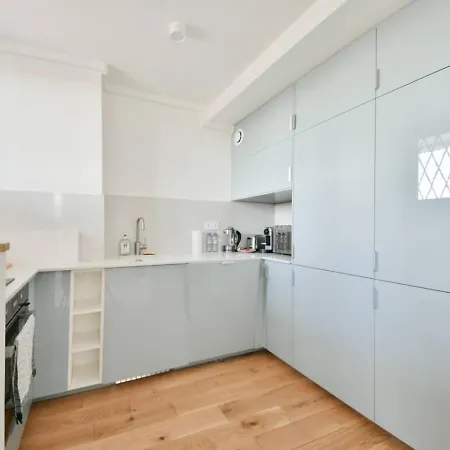 Eiffel Tower View 1br Newly Renovated And Elegant