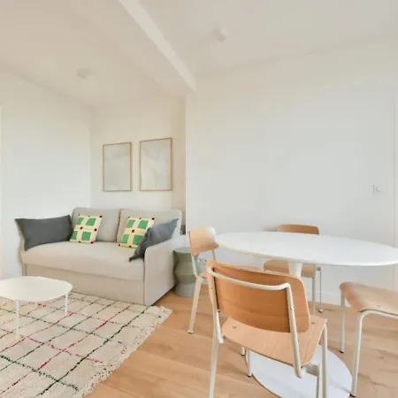 Lägenhet Eiffel Tower View 1br Newly Renovated And Elegant Paris